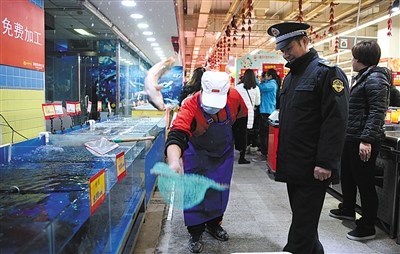 北京连锁超市八成门店恢复活鱼供应:价格稳定__中国青年网
