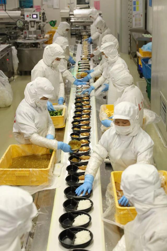 天还蒙蒙亮,上海鑫博海农副产品加工的厂区大门内一辆辆满载